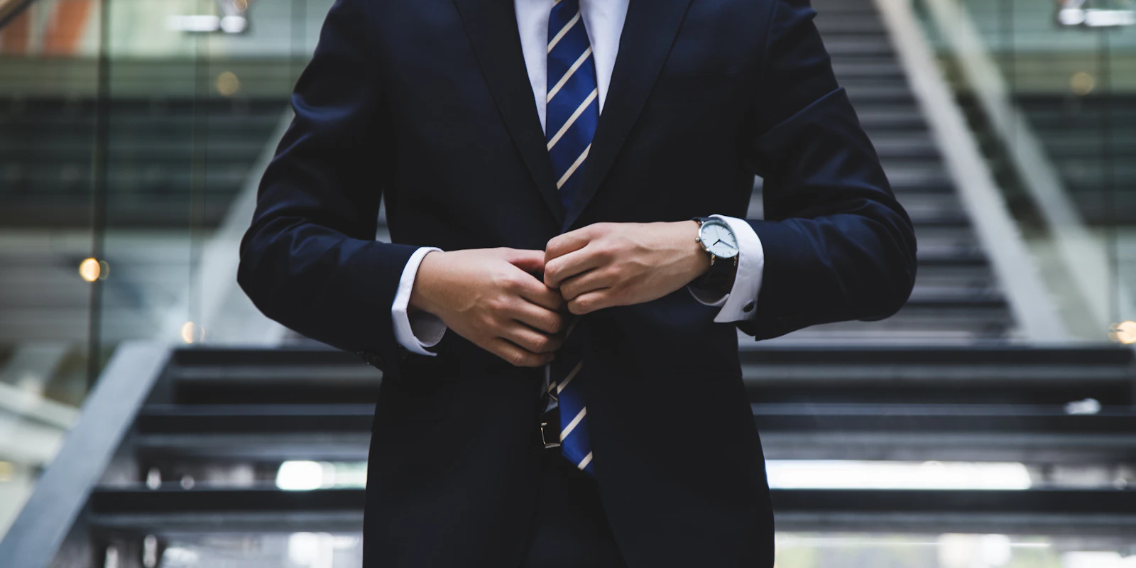 Professionelle Geschäftsleute in Business-Kleidung
